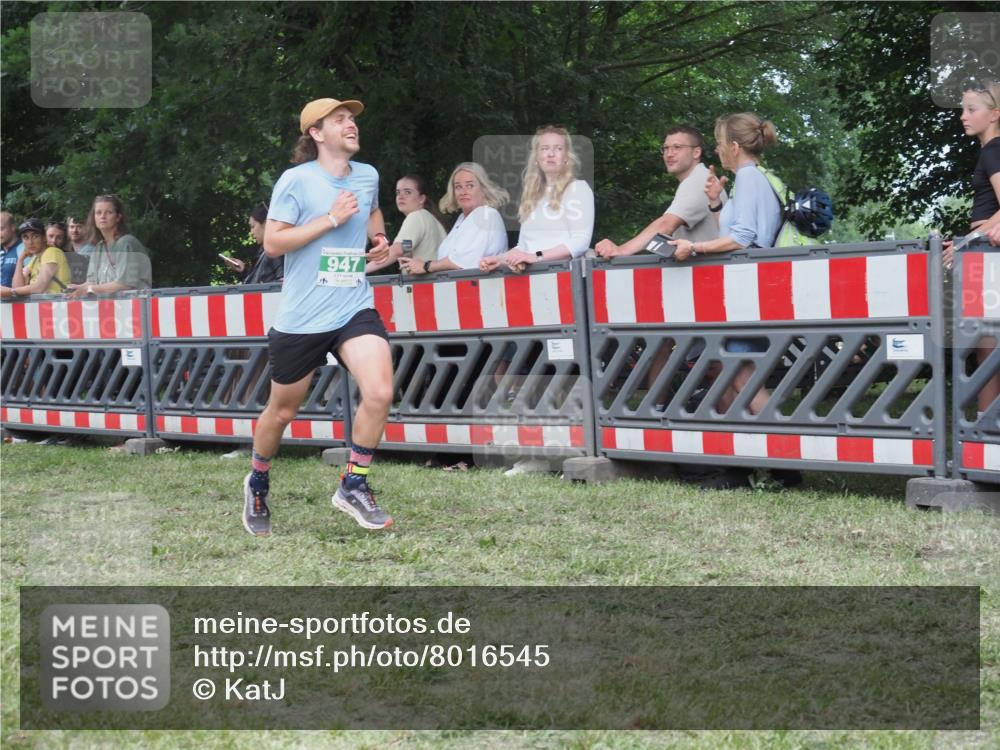 21.06.2025 - 27. Vierlanden-Triathlon KatJ http://msf.ph/oto/8016545 15.06.2025 13:14:57 Ziel 947 meine-sportfotos.de