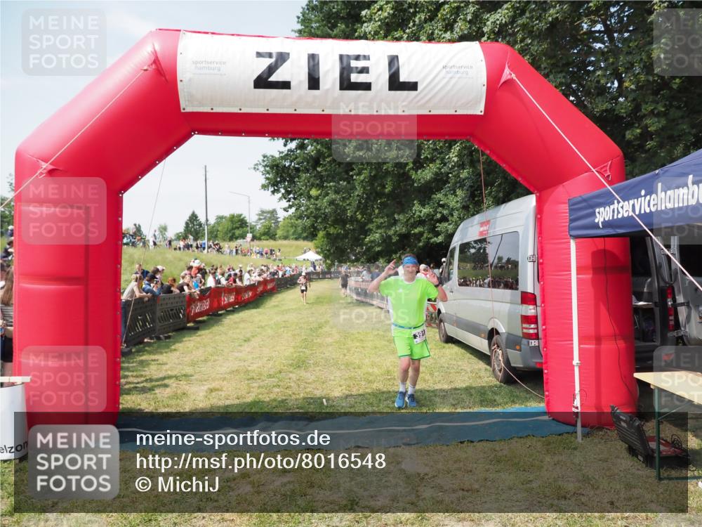 21.06.2025 - 27. Vierlanden-Triathlon MichiJ http://msf.ph/oto/8016548 15.06.2026 11:32:49 Ziel 391, 480, 487 meine-sportfotos.de