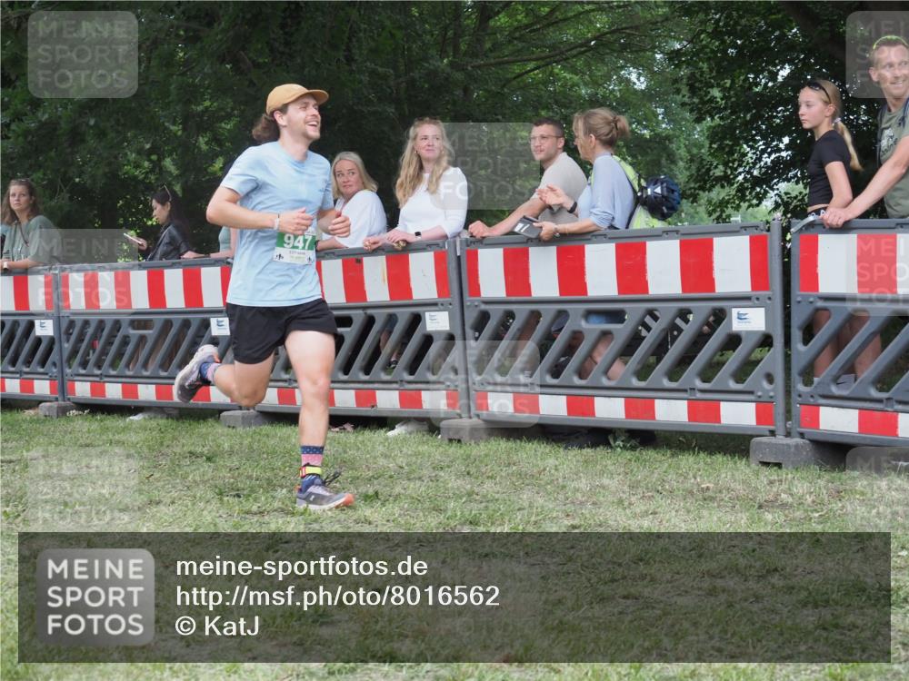 21.06.2025 - 27. Vierlanden-Triathlon KatJ http://msf.ph/oto/8016562 15.06.2025 13:14:57 Ziel 947 meine-sportfotos.de