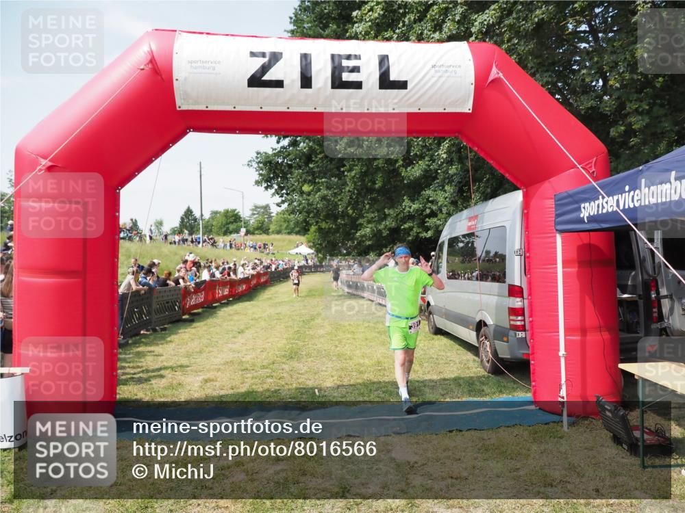 21.06.2025 - 27. Vierlanden-Triathlon MichiJ http://msf.ph/oto/8016566 15.06.2026 11:32:49 Ziel 391, 480, 487 meine-sportfotos.de