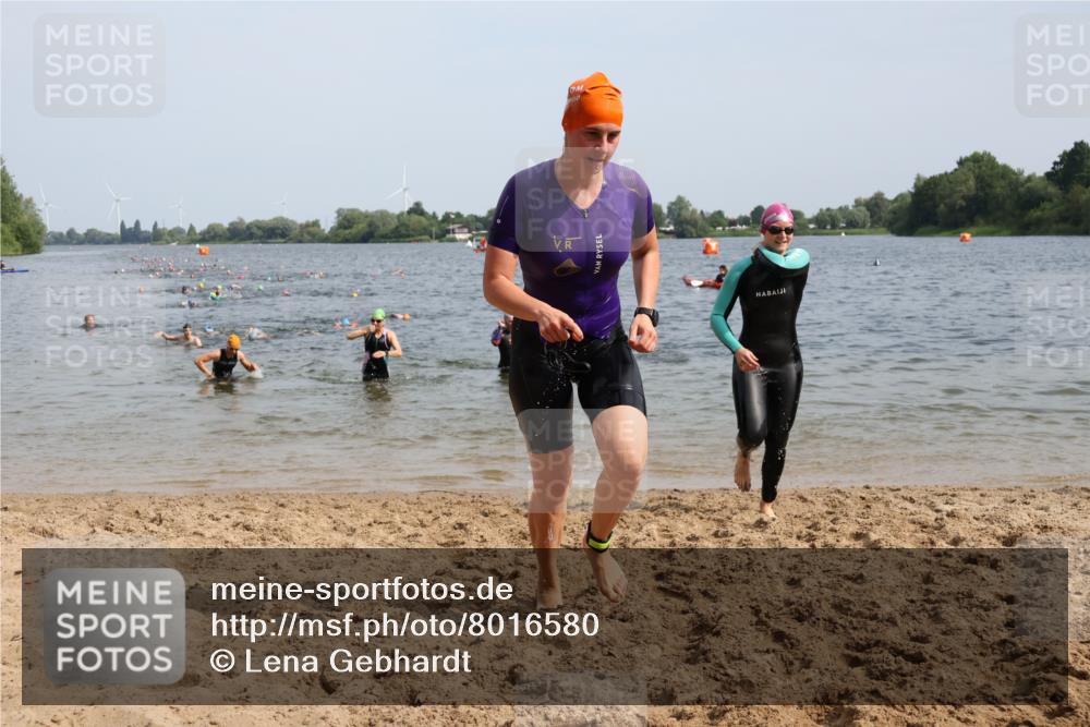 15.06.2025 - 27. Vierlanden-Triathlon Lena Gebhardt http://msf.ph/oto/8016580 15.06.2025 10:15:33 Schwimmen 483, 508, 509, 511, 554, 564, 620, 631 meine-sportfotos.de