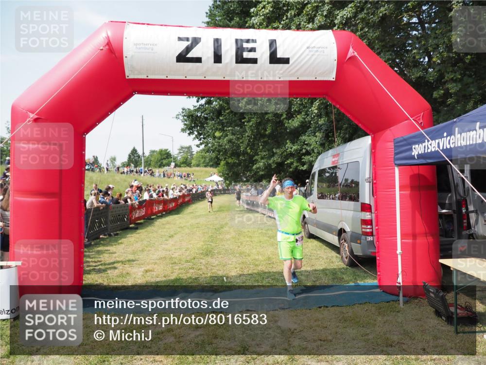 21.06.2025 - 27. Vierlanden-Triathlon MichiJ http://msf.ph/oto/8016583 15.06.2026 11:32:49 Ziel 391, 480, 487 meine-sportfotos.de