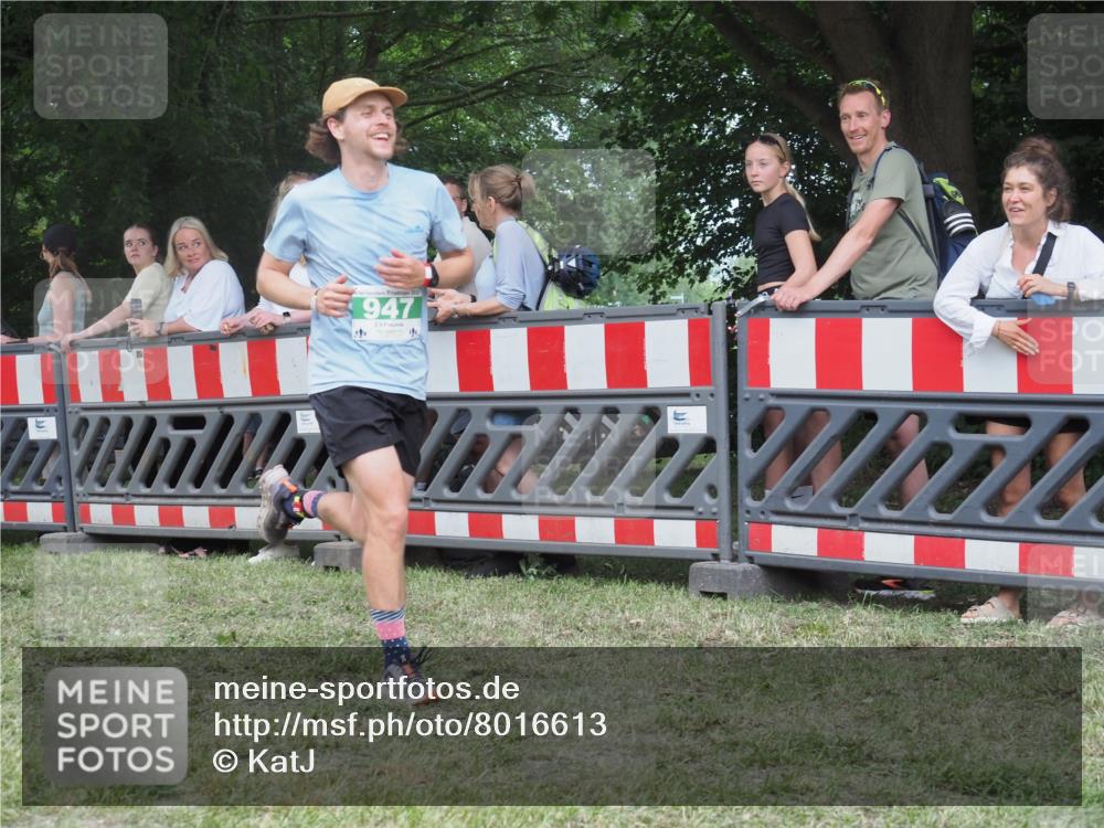 21.06.2025 - 27. Vierlanden-Triathlon KatJ http://msf.ph/oto/8016613 15.06.2025 13:14:57 Ziel 947 meine-sportfotos.de