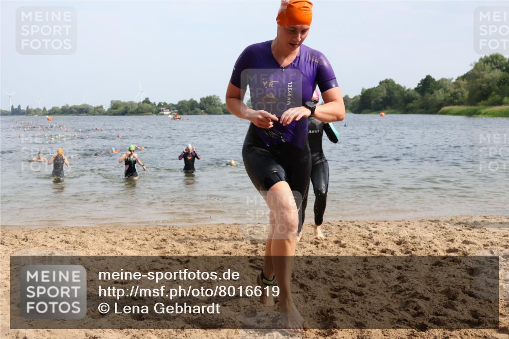 15.06.2025 - 27. Vierlanden-Triathlon Lena Gebhardt http://msf.ph/oto/8016619 15.06.2025 10:15:33 Schwimmen 483, 508, 509, 511, 554, 564, 620, 631 meine-sportfotos.de