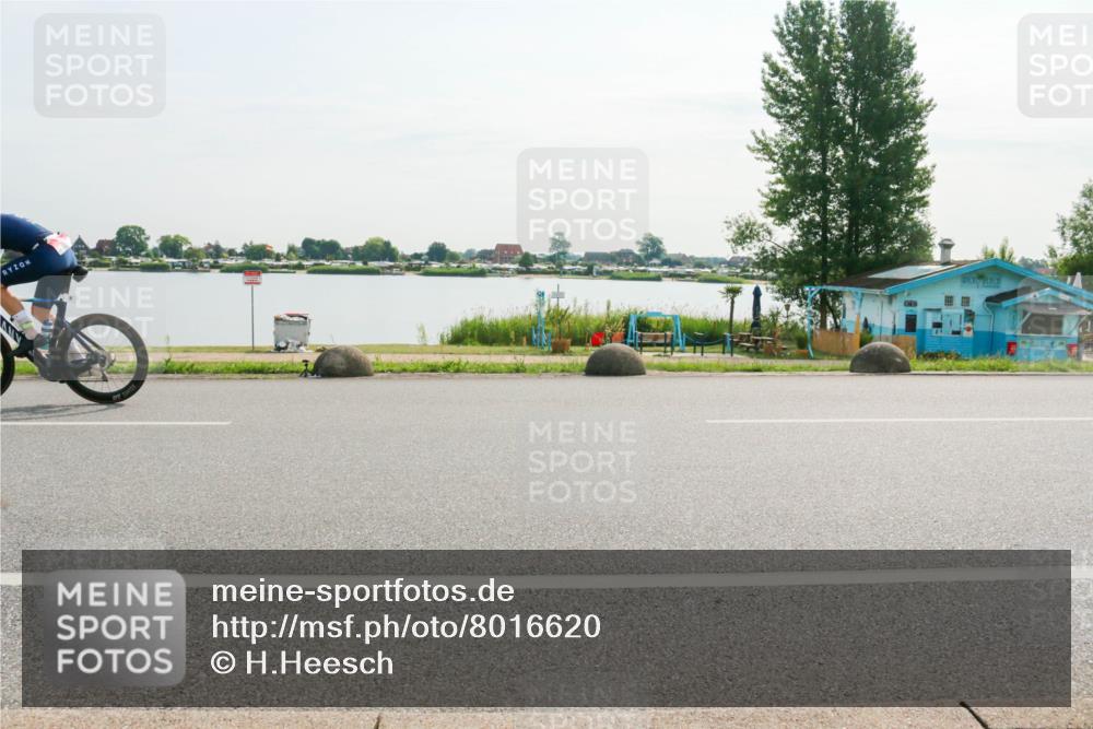 15.06.2025 - 27. Vierlanden-Triathlon H.Heesch http://msf.ph/oto/8016620 15.06.2025 09:15:46 Radfahren 8, 58, 83, 165 meine-sportfotos.de