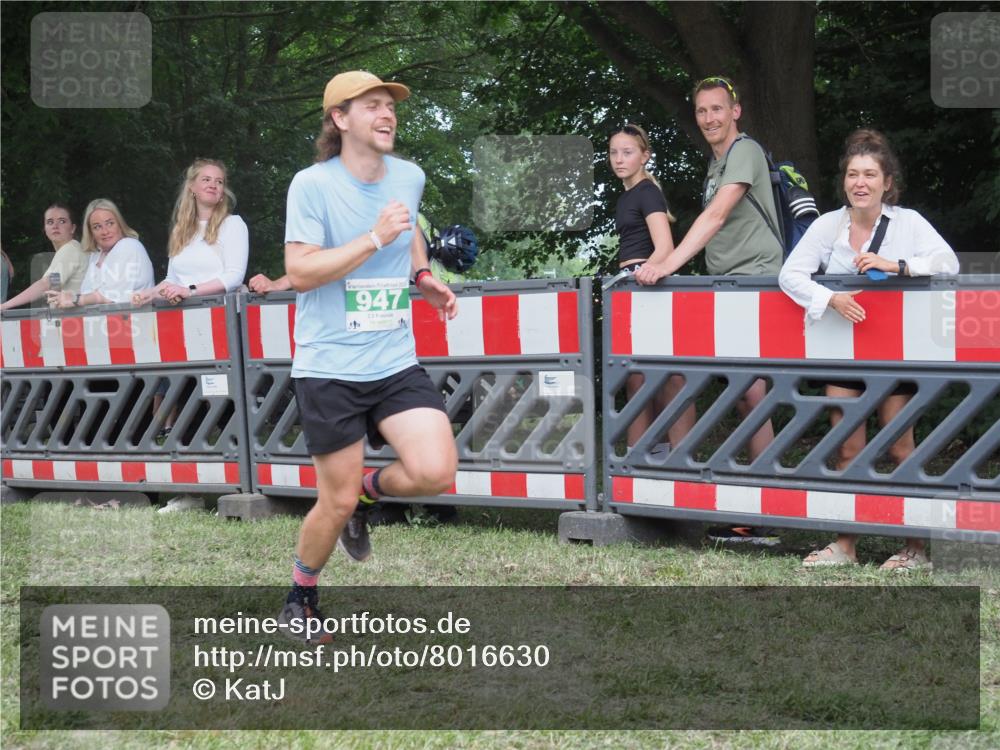 21.06.2025 - 27. Vierlanden-Triathlon KatJ http://msf.ph/oto/8016630 15.06.2025 13:14:57 Ziel 947 meine-sportfotos.de