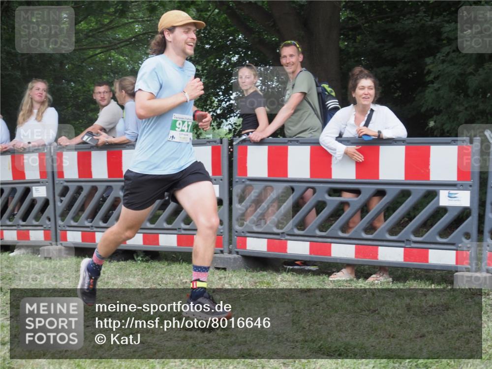21.06.2025 - 27. Vierlanden-Triathlon KatJ http://msf.ph/oto/8016646 15.06.2025 13:14:58 Ziel 947 meine-sportfotos.de