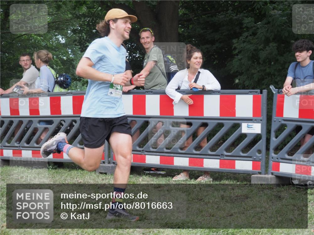 21.06.2025 - 27. Vierlanden-Triathlon KatJ http://msf.ph/oto/8016663 15.06.2025 13:14:58 Ziel 947 meine-sportfotos.de