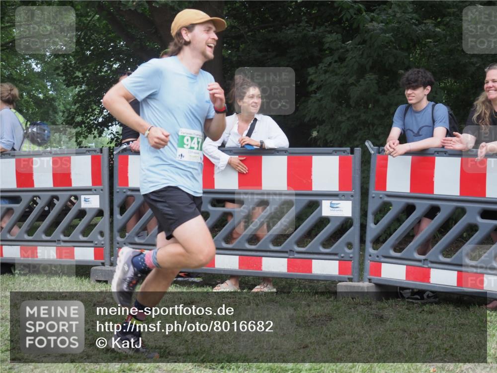 21.06.2025 - 27. Vierlanden-Triathlon KatJ http://msf.ph/oto/8016682 15.06.2025 13:14:58 Ziel 947 meine-sportfotos.de