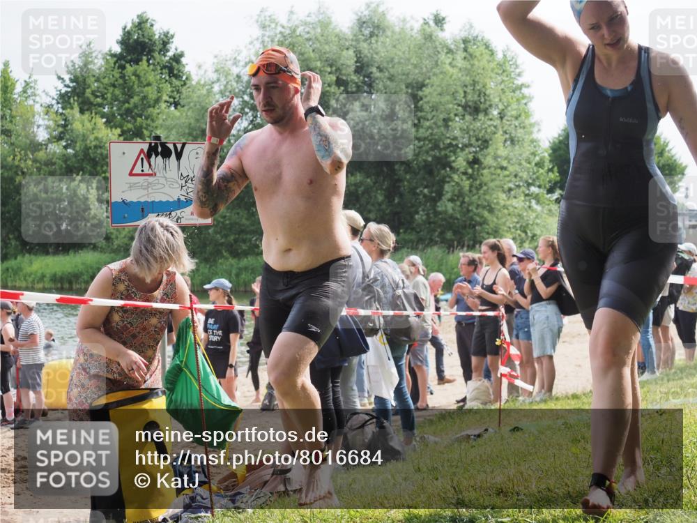 15.06.2025 - 27. Vierlanden-Triathlon KatJ http://msf.ph/oto/8016684 15.06.2025 10:16:05 Schwimmen 445, 547, 606, 612 meine-sportfotos.de