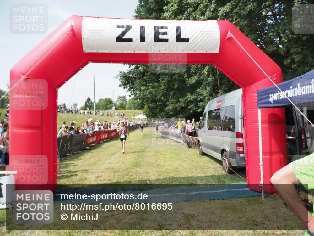 21.06.2025 - 27. Vierlanden-Triathlon MichiJ http://msf.ph/oto/8016695 15.06.2026 11:32:54 Ziel 187, 391 meine-sportfotos.de