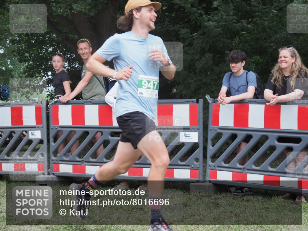 21.06.2025 - 27. Vierlanden-Triathlon KatJ http://msf.ph/oto/8016696 15.06.2025 13:14:58 Ziel 947 meine-sportfotos.de