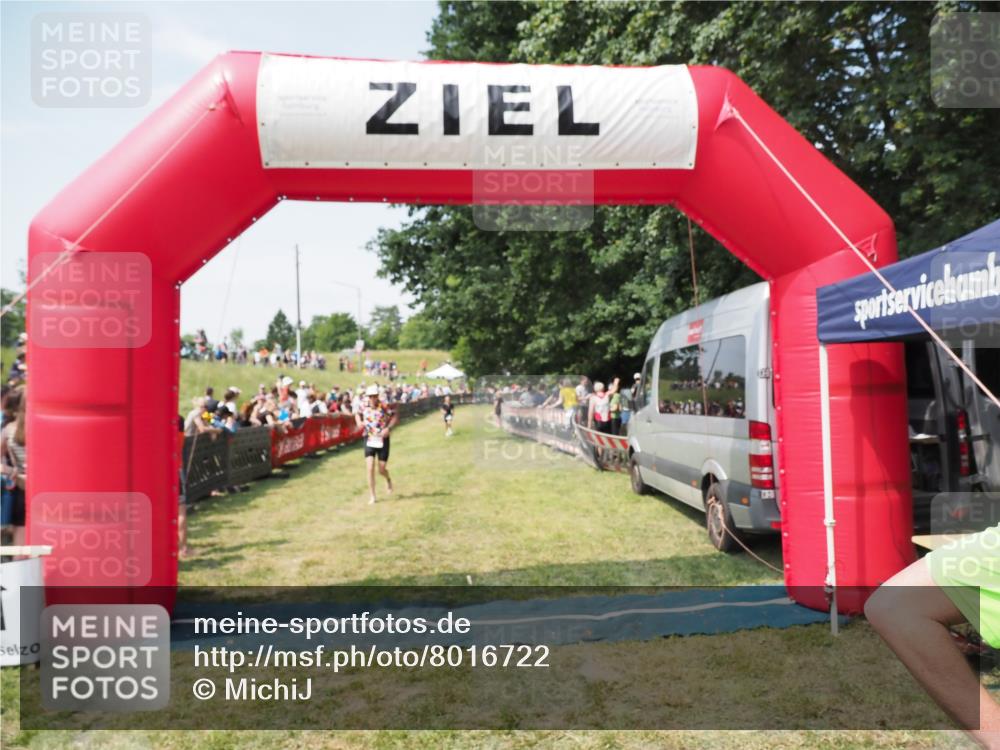 21.06.2025 - 27. Vierlanden-Triathlon MichiJ http://msf.ph/oto/8016722 15.06.2026 11:32:54 Ziel 187, 391 meine-sportfotos.de