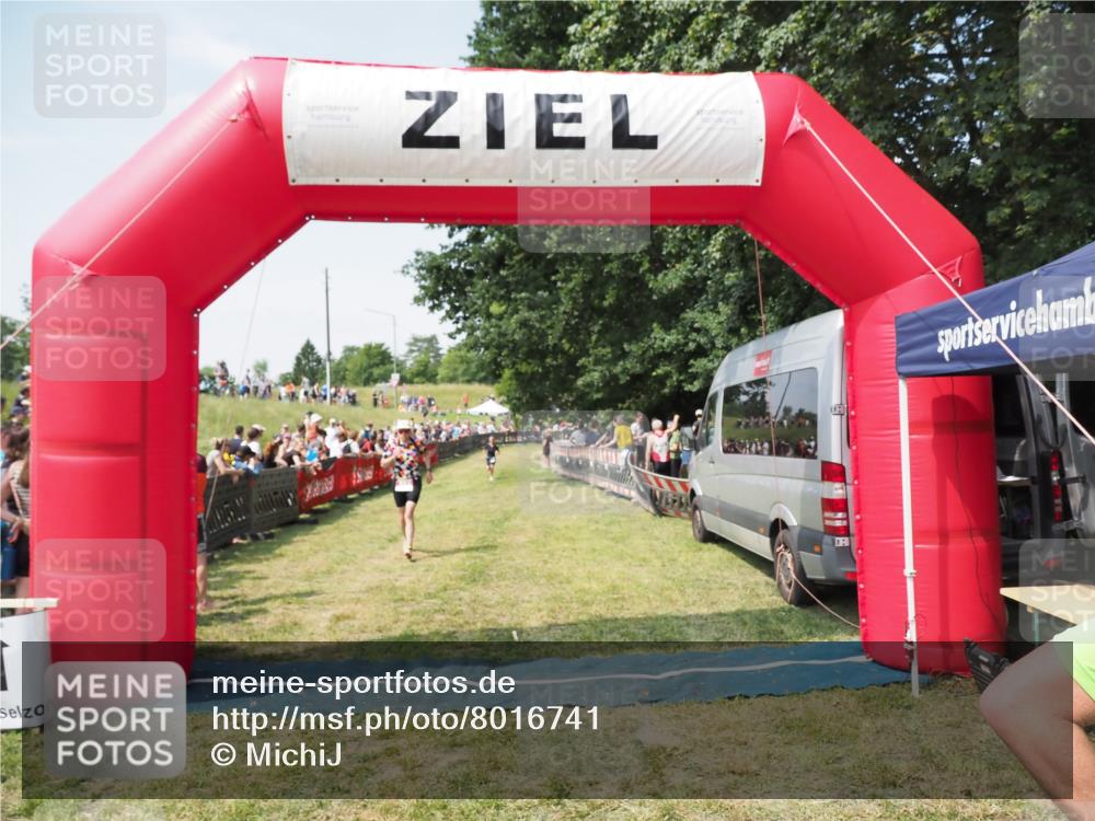 21.06.2025 - 27. Vierlanden-Triathlon MichiJ http://msf.ph/oto/8016741 15.06.2026 11:32:55 Ziel 187, 391 meine-sportfotos.de