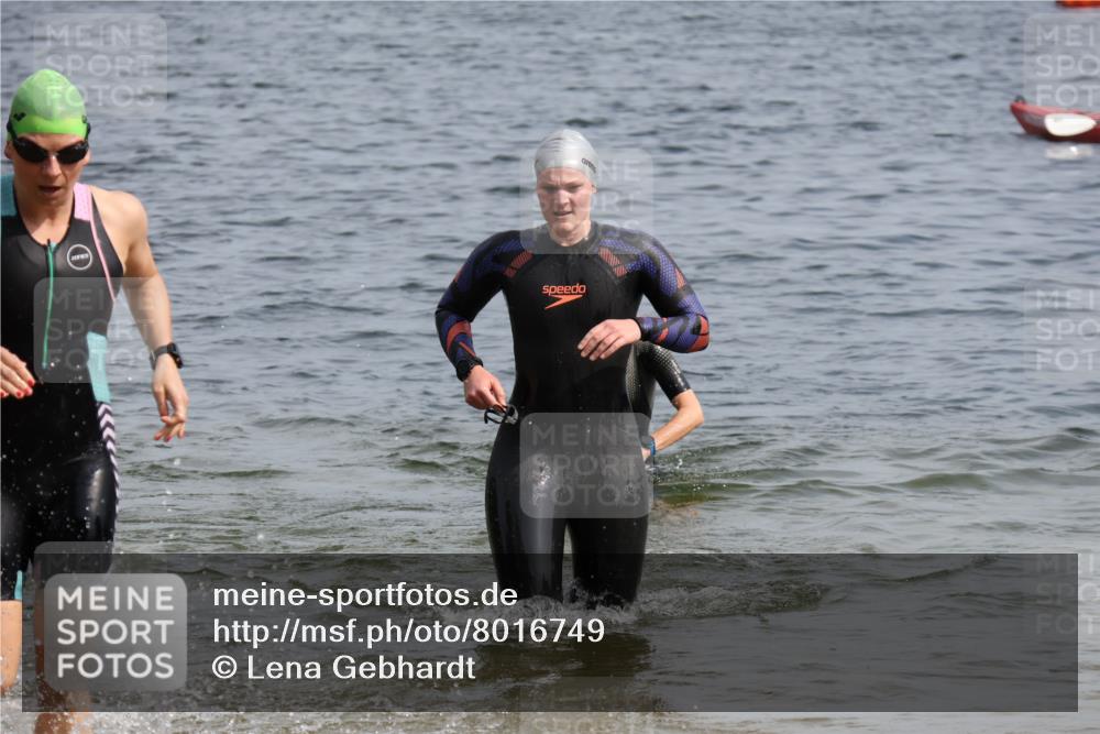 15.06.2025 - 27. Vierlanden-Triathlon Lena Gebhardt http://msf.ph/oto/8016749 15.06.2025 10:15:37 Schwimmen 483, 508, 509, 511, 554, 564, 590, 620 meine-sportfotos.de