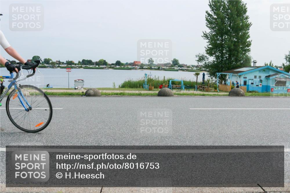21.06.2025 - 27. Vierlanden-Triathlon H.Heesch http://msf.ph/oto/8016753 15.06.2025 11:57:29 Radfahren 673, 693, 911, 964 meine-sportfotos.de