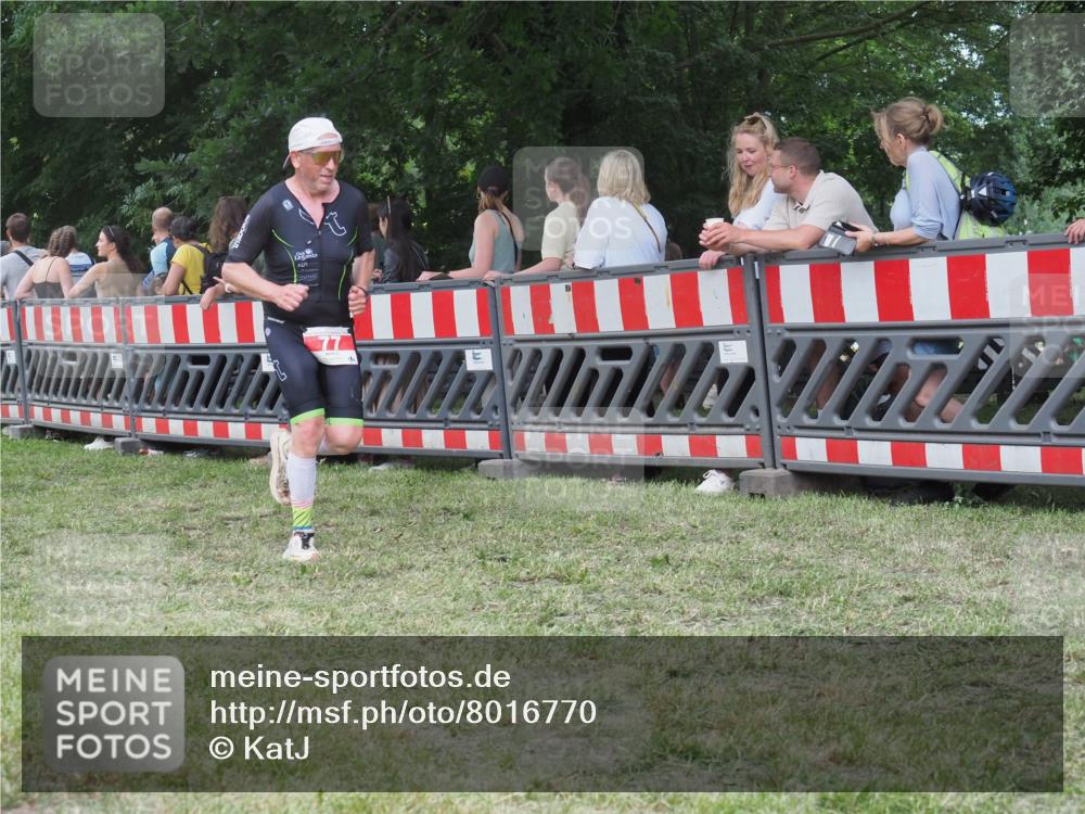21.06.2025 - 27. Vierlanden-Triathlon KatJ http://msf.ph/oto/8016770 15.06.2025 13:15:36 Ziel 77, 722 meine-sportfotos.de