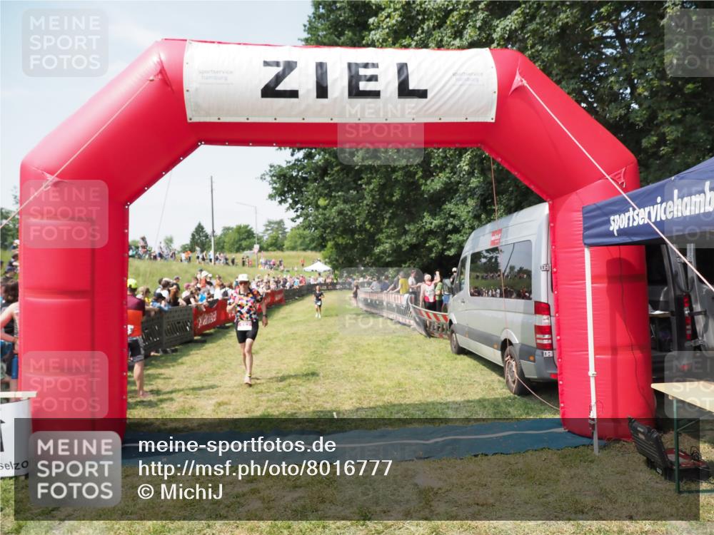 21.06.2025 - 27. Vierlanden-Triathlon MichiJ http://msf.ph/oto/8016777 15.06.2026 11:32:55 Ziel 187, 391 meine-sportfotos.de