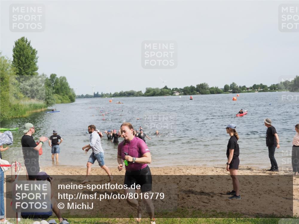 21.06.2025 - 27. Vierlanden-Triathlon MichiJ http://msf.ph/oto/8016779 15.06.2026 10:17:17 Schwimmen 510, 529, 556, 575, 581, 584 meine-sportfotos.de