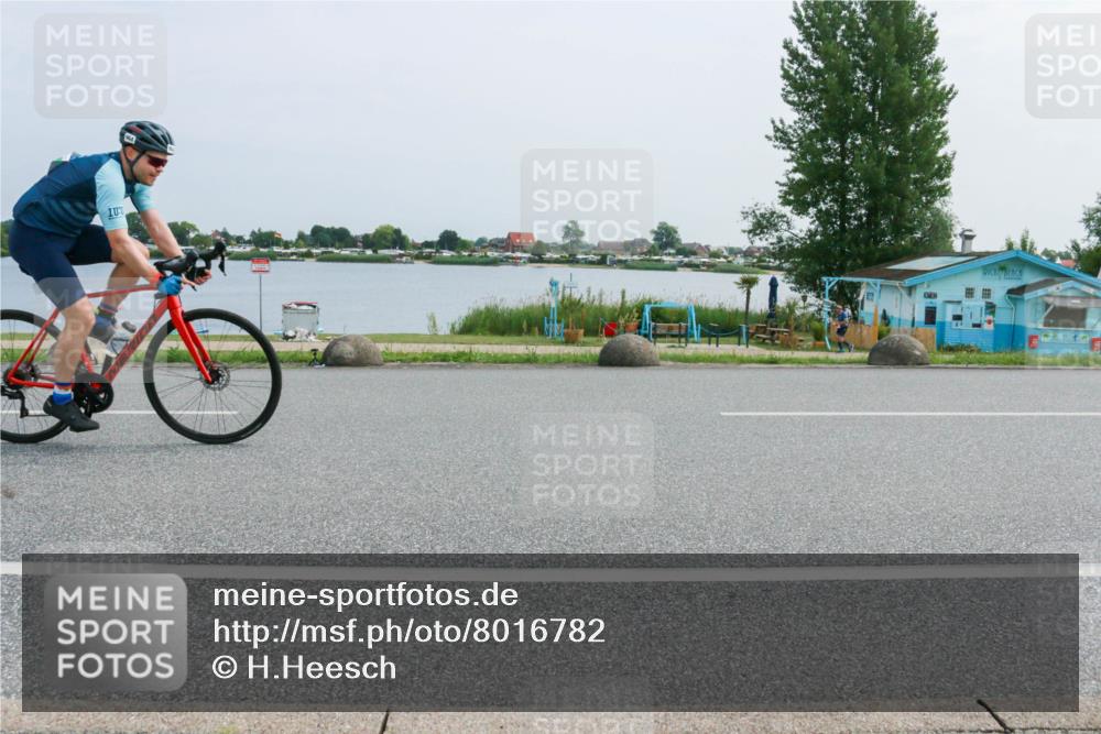 21.06.2025 - 27. Vierlanden-Triathlon H.Heesch http://msf.ph/oto/8016782 15.06.2025 11:57:30 Radfahren 673, 693, 964 meine-sportfotos.de