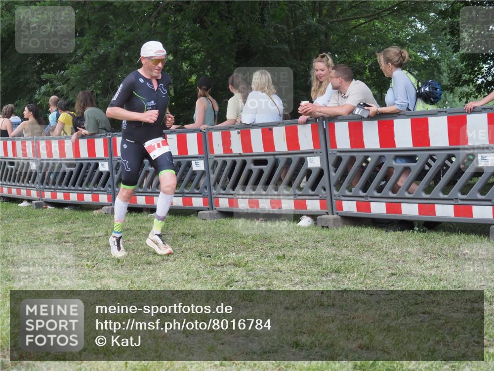 21.06.2025 - 27. Vierlanden-Triathlon KatJ http://msf.ph/oto/8016784 15.06.2025 13:15:36 Ziel 77, 722 meine-sportfotos.de