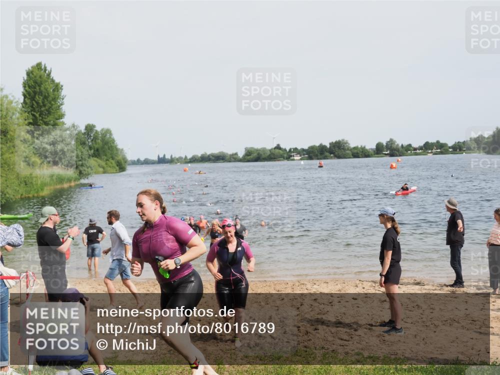 21.06.2025 - 27. Vierlanden-Triathlon MichiJ http://msf.ph/oto/8016789 15.06.2026 10:17:17 Schwimmen 510, 529, 556, 575, 581, 584 meine-sportfotos.de