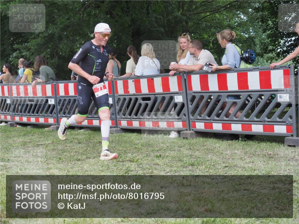 21.06.2025 - 27. Vierlanden-Triathlon KatJ http://msf.ph/oto/8016795 15.06.2025 13:15:36 Ziel 77, 722 meine-sportfotos.de