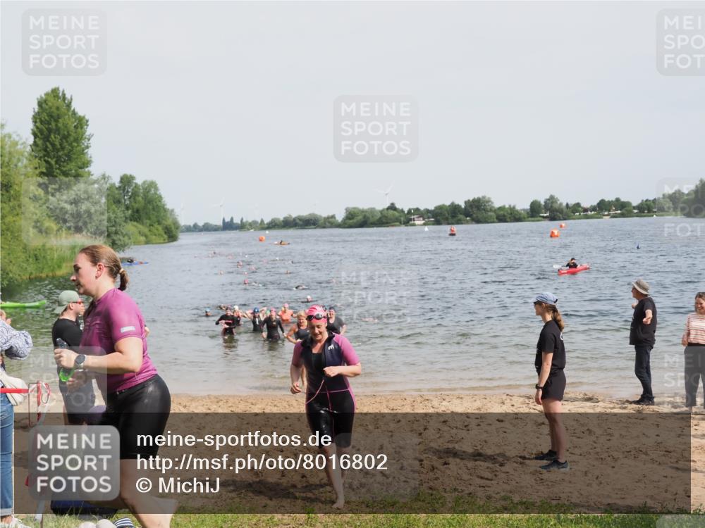 21.06.2025 - 27. Vierlanden-Triathlon MichiJ http://msf.ph/oto/8016802 15.06.2026 10:17:18 Schwimmen 529, 556, 575, 581, 584 meine-sportfotos.de