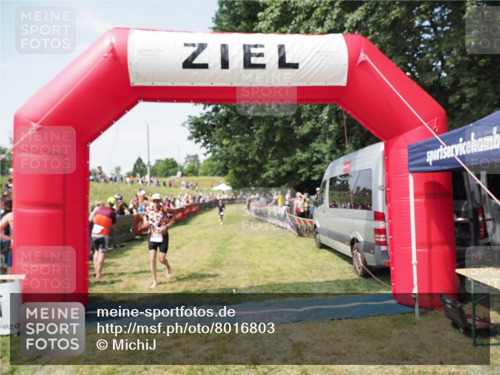 21.06.2025 - 27. Vierlanden-Triathlon MichiJ http://msf.ph/oto/8016803 15.06.2026 11:32:56 Ziel 187, 391, 571 meine-sportfotos.de