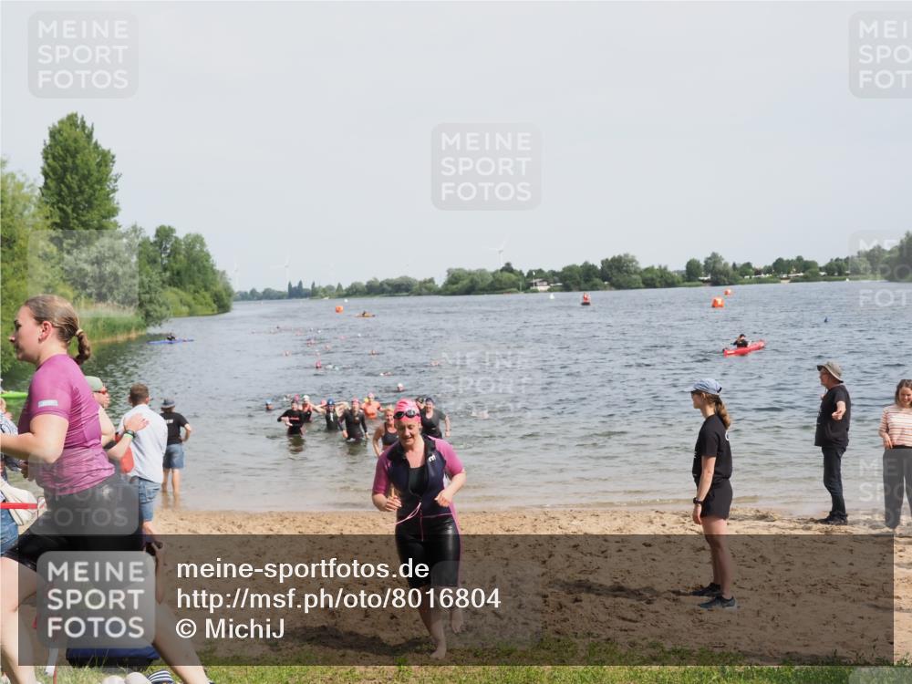 21.06.2025 - 27. Vierlanden-Triathlon MichiJ http://msf.ph/oto/8016804 15.06.2026 10:17:18 Schwimmen 529, 556, 575, 581, 584 meine-sportfotos.de