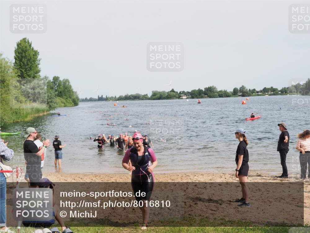 21.06.2025 - 27. Vierlanden-Triathlon MichiJ http://msf.ph/oto/8016810 15.06.2026 10:17:18 Schwimmen 529, 556, 575, 581, 584 meine-sportfotos.de