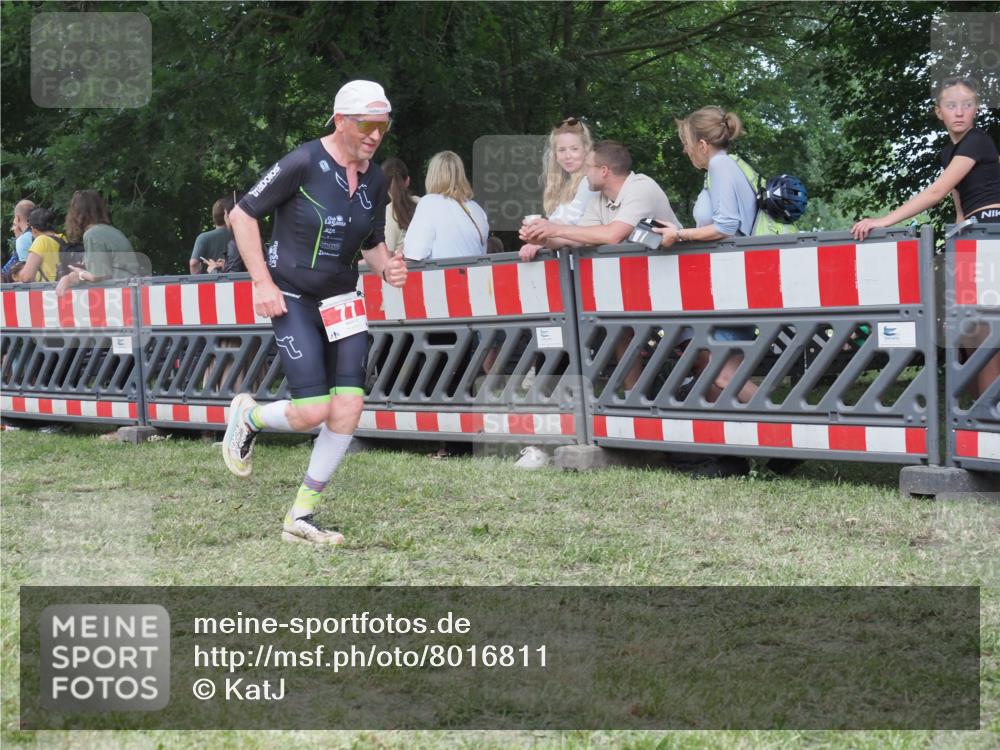 21.06.2025 - 27. Vierlanden-Triathlon KatJ http://msf.ph/oto/8016811 15.06.2025 13:15:36 Ziel 77, 722 meine-sportfotos.de