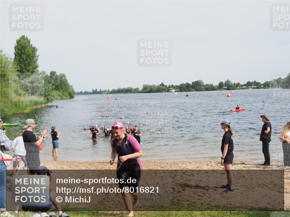21.06.2025 - 27. Vierlanden-Triathlon MichiJ http://msf.ph/oto/8016821 15.06.2026 10:17:19 Schwimmen 529, 575, 581, 584 meine-sportfotos.de