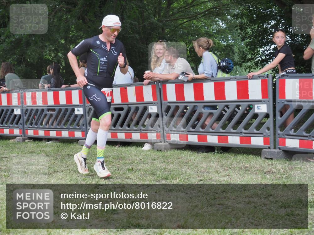 21.06.2025 - 27. Vierlanden-Triathlon KatJ http://msf.ph/oto/8016822 15.06.2025 13:15:36 Ziel 77, 722 meine-sportfotos.de