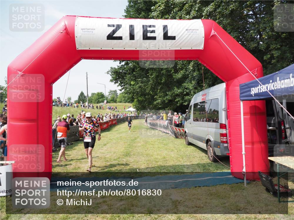 21.06.2025 - 27. Vierlanden-Triathlon MichiJ http://msf.ph/oto/8016830 15.06.2026 11:32:56 Ziel 187, 391, 571 meine-sportfotos.de