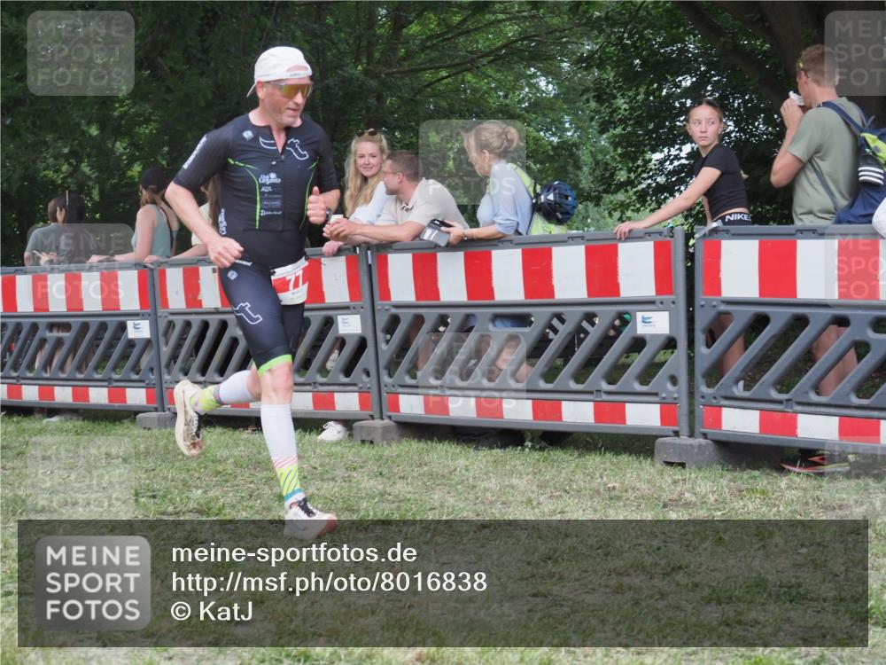 21.06.2025 - 27. Vierlanden-Triathlon KatJ http://msf.ph/oto/8016838 15.06.2025 13:15:36 Ziel 77, 722 meine-sportfotos.de