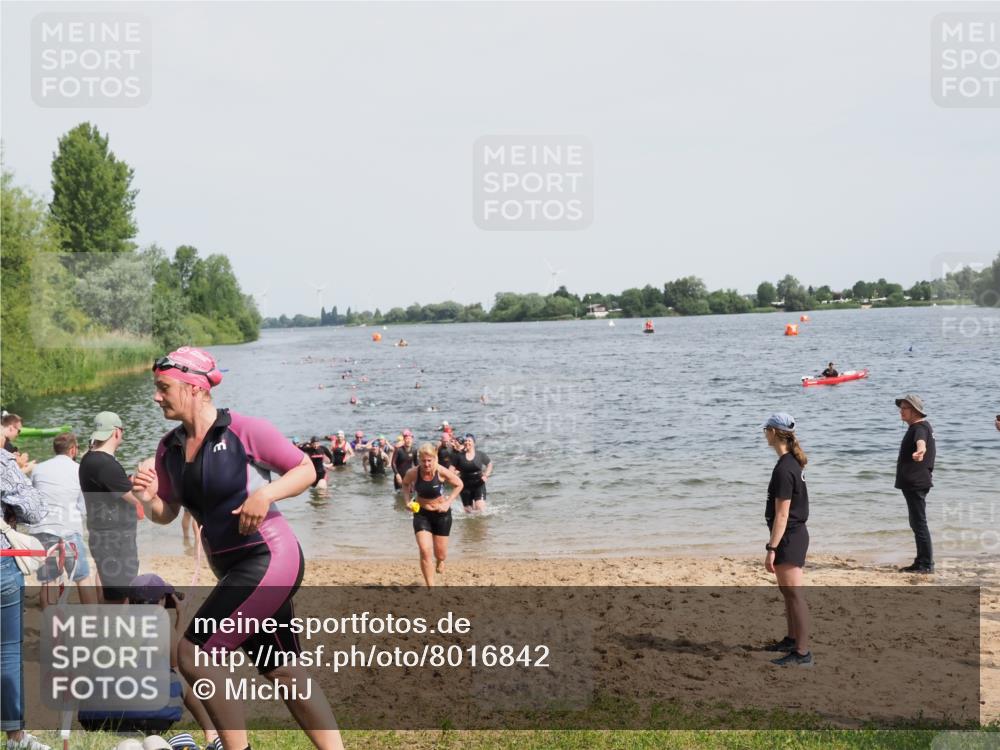 21.06.2025 - 27. Vierlanden-Triathlon MichiJ http://msf.ph/oto/8016842 15.06.2026 10:17:20 Schwimmen 529, 575, 581, 584 meine-sportfotos.de