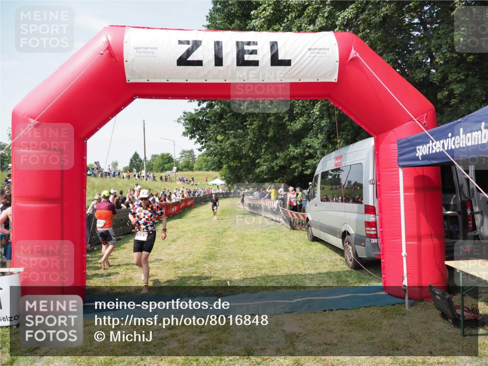 21.06.2025 - 27. Vierlanden-Triathlon MichiJ http://msf.ph/oto/8016848 15.06.2026 11:32:56 Ziel 187, 391, 571 meine-sportfotos.de