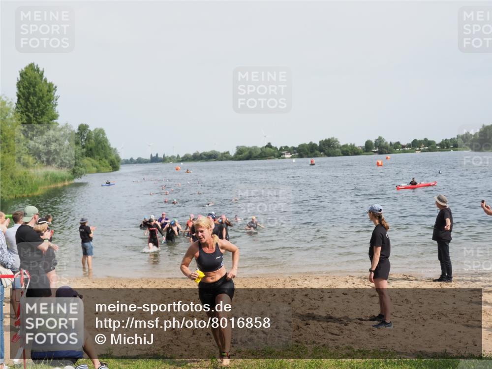 21.06.2025 - 27. Vierlanden-Triathlon MichiJ http://msf.ph/oto/8016858 15.06.2026 10:17:22 Schwimmen 529, 575, 581, 582, 584, 594 meine-sportfotos.de