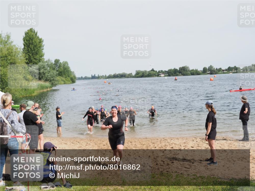 21.06.2025 - 27. Vierlanden-Triathlon MichiJ http://msf.ph/oto/8016862 15.06.2026 10:17:25 Schwimmen 529, 572, 581, 582, 584, 594 meine-sportfotos.de