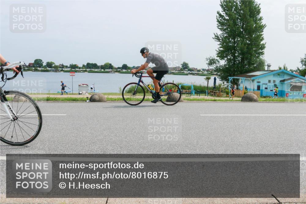 21.06.2025 - 27. Vierlanden-Triathlon H.Heesch http://msf.ph/oto/8016875 15.06.2025 11:57:39 Radfahren 655, 792, 798, 858, 954, 958 meine-sportfotos.de