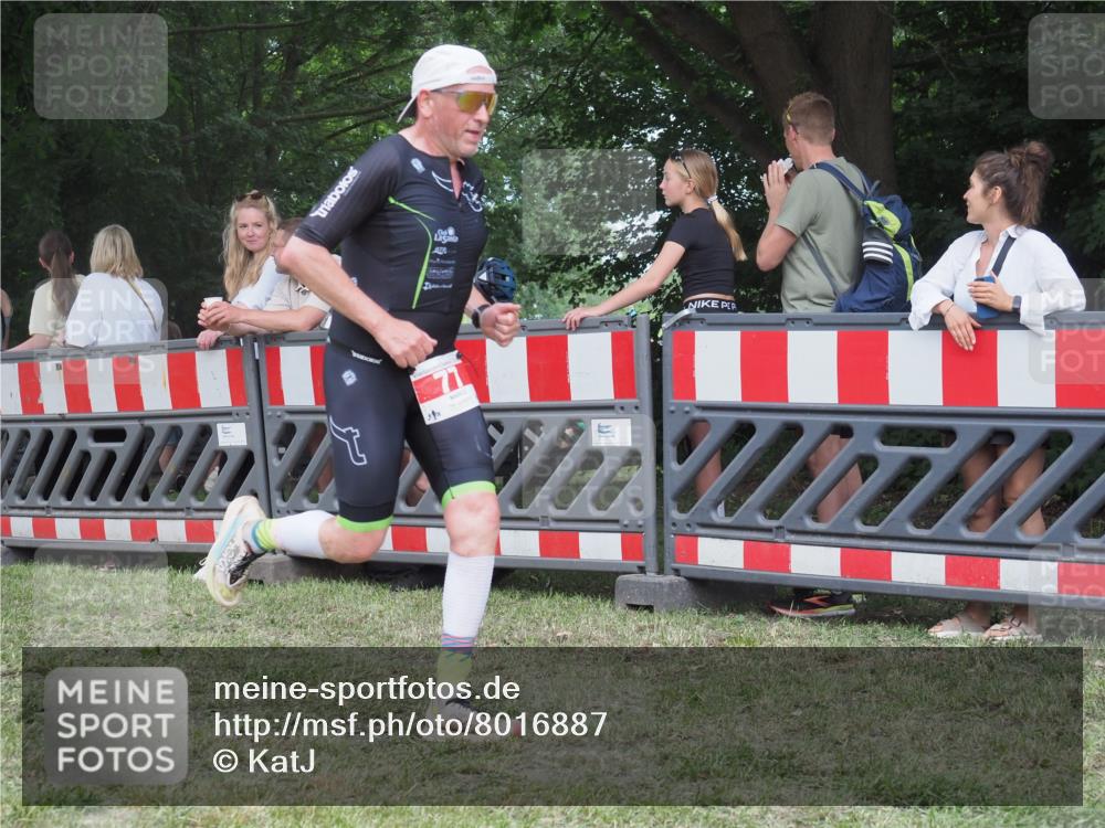 21.06.2025 - 27. Vierlanden-Triathlon KatJ http://msf.ph/oto/8016887 15.06.2025 13:15:37 Ziel 77, 722 meine-sportfotos.de
