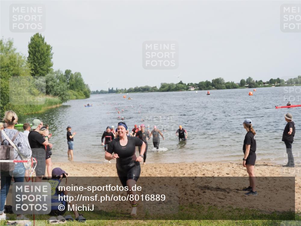 21.06.2025 - 27. Vierlanden-Triathlon MichiJ http://msf.ph/oto/8016889 15.06.2026 10:17:25 Schwimmen 529, 572, 581, 582, 584, 594 meine-sportfotos.de