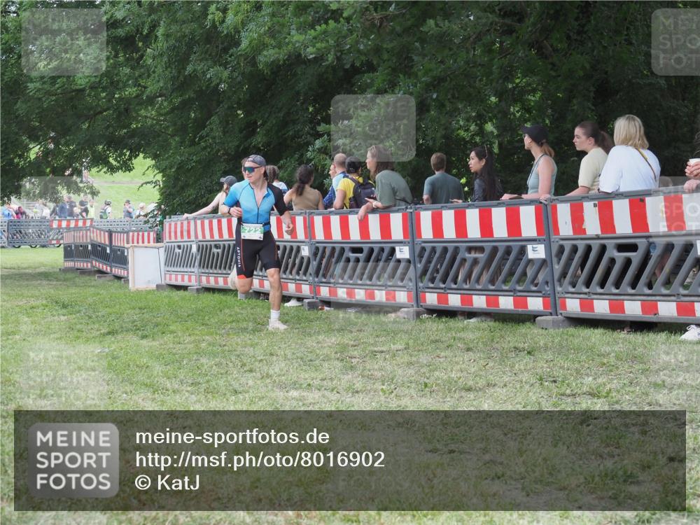 21.06.2025 - 27. Vierlanden-Triathlon KatJ http://msf.ph/oto/8016902 15.06.2025 13:15:40 Ziel 722 meine-sportfotos.de