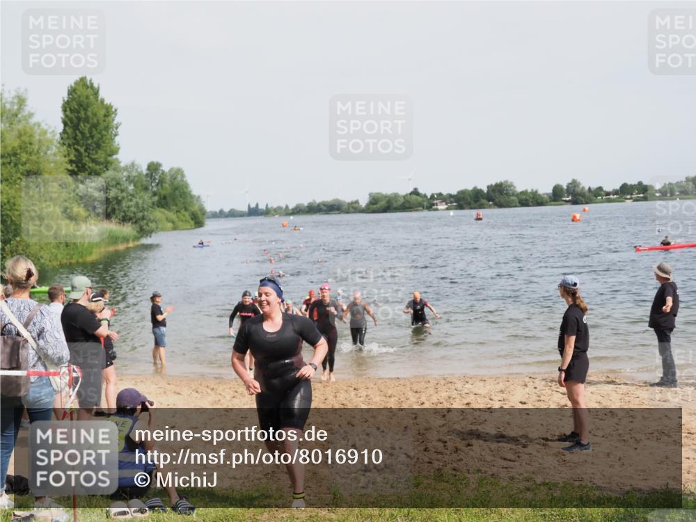21.06.2025 - 27. Vierlanden-Triathlon MichiJ http://msf.ph/oto/8016910 15.06.2026 10:17:25 Schwimmen 529, 572, 581, 582, 584, 594 meine-sportfotos.de