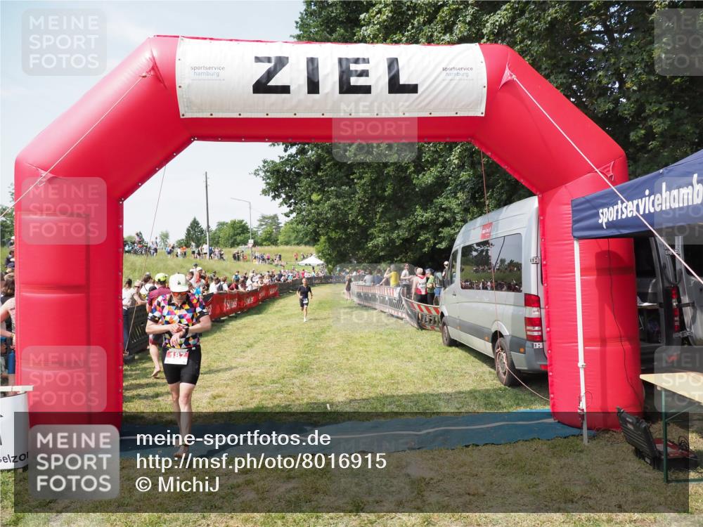21.06.2025 - 27. Vierlanden-Triathlon MichiJ http://msf.ph/oto/8016915 15.06.2026 11:32:57 Ziel 187, 571 meine-sportfotos.de