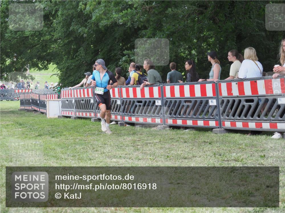 21.06.2025 - 27. Vierlanden-Triathlon KatJ http://msf.ph/oto/8016918 15.06.2025 13:15:40 Ziel 722 meine-sportfotos.de