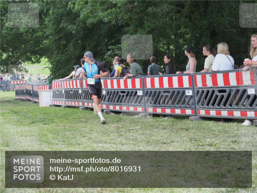 21.06.2025 - 27. Vierlanden-Triathlon KatJ http://msf.ph/oto/8016931 15.06.2025 13:15:40 Ziel 722 meine-sportfotos.de