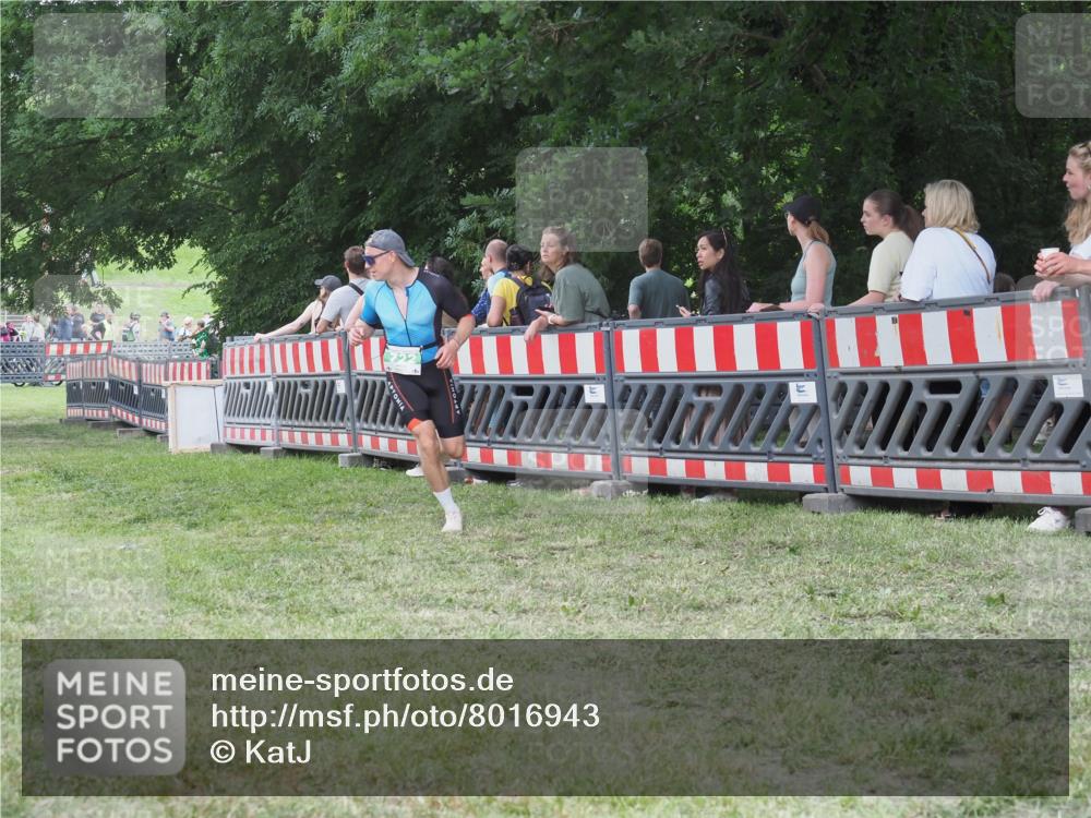 21.06.2025 - 27. Vierlanden-Triathlon KatJ http://msf.ph/oto/8016943 15.06.2025 13:15:40 Ziel 722 meine-sportfotos.de