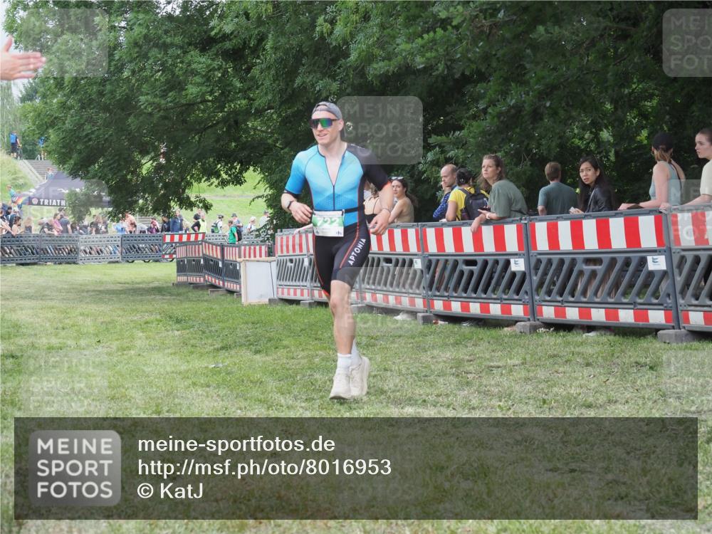21.06.2025 - 27. Vierlanden-Triathlon KatJ http://msf.ph/oto/8016953 15.06.2025 13:15:41 Ziel 722 meine-sportfotos.de